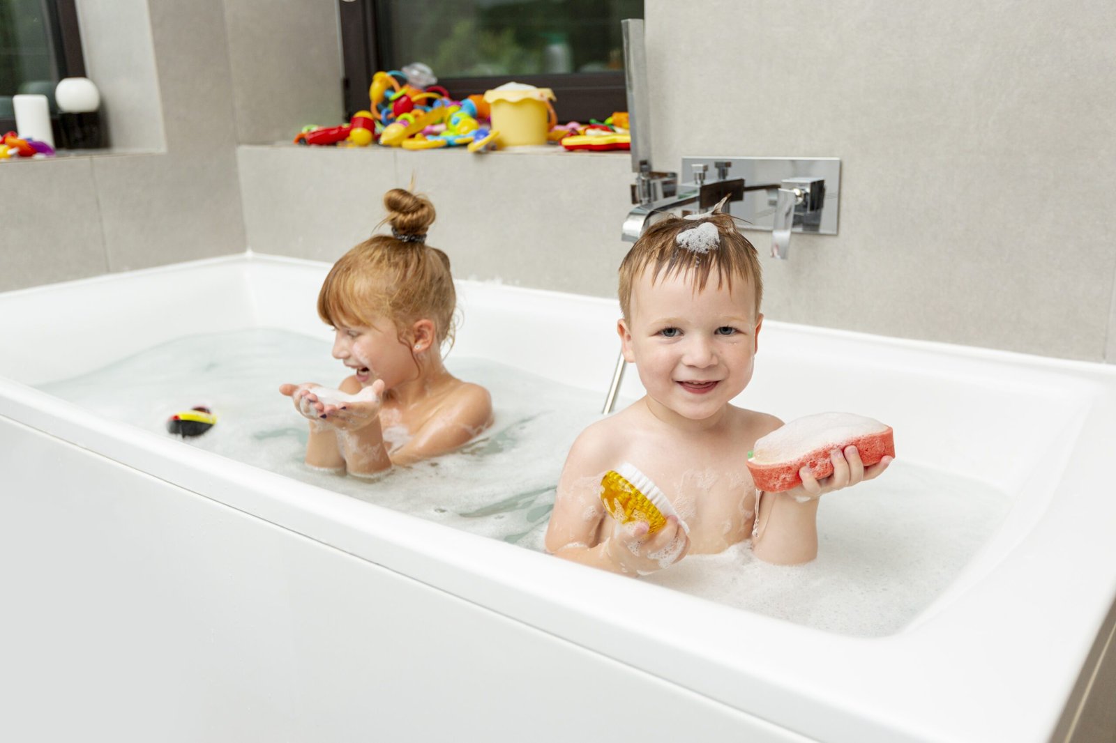 medium-shot-little-kids-bathtub